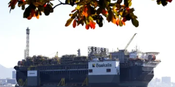 Petróleo sobe 2% com suspensão de exportações pela China